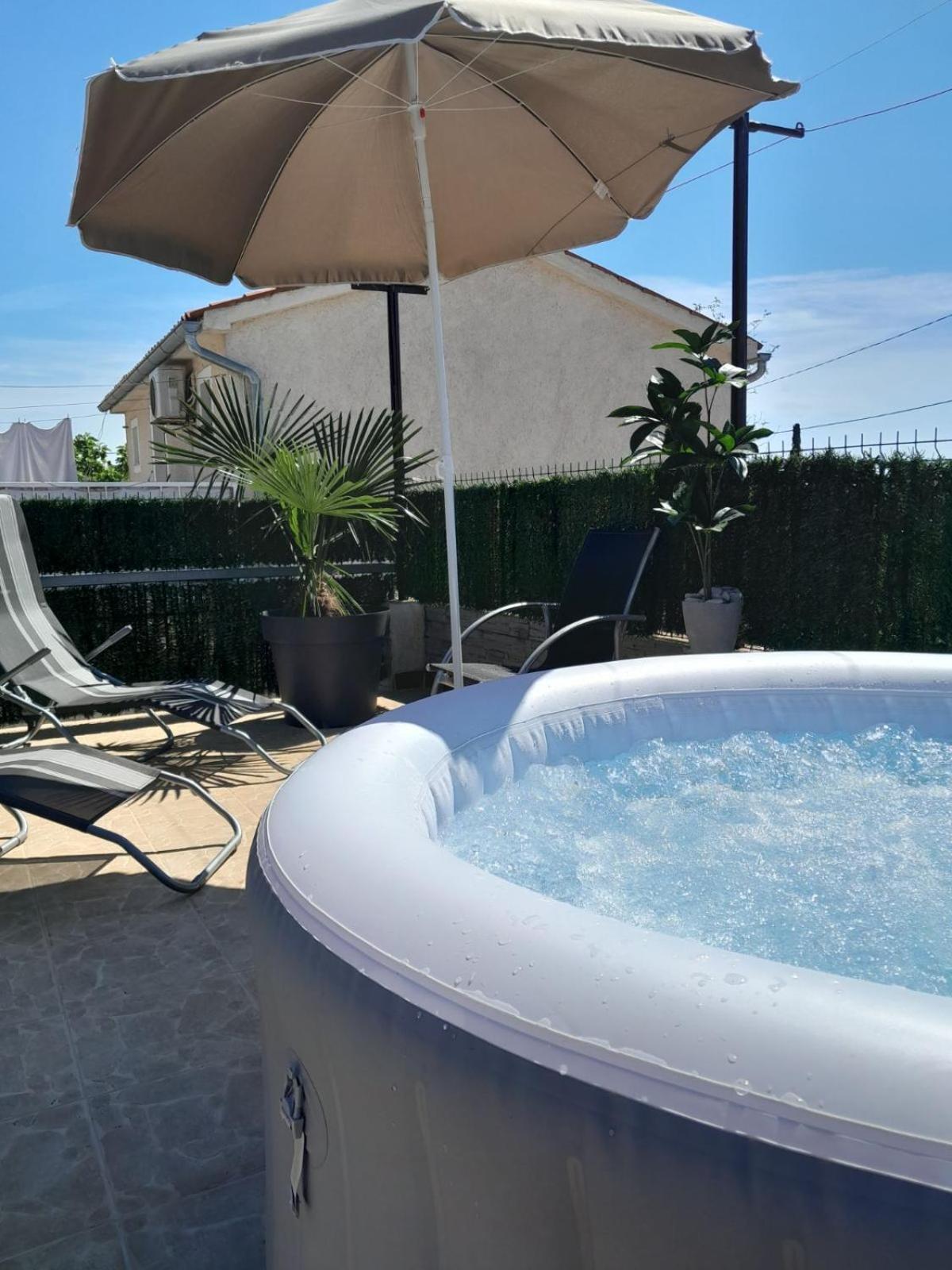 Apartment Mila With Jacuzzi Spa Pula Exteriör bild